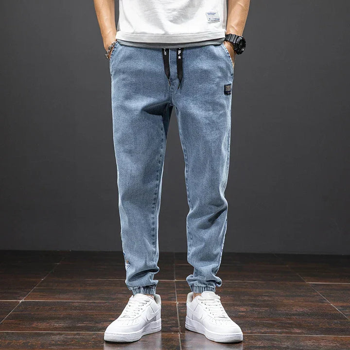 Jogger uomo comodi stile denim per tempo libero e sport, con vestibilità rilassata e coulisse in vita.