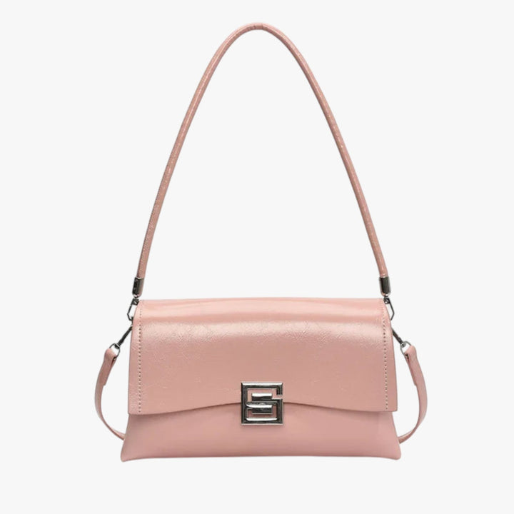 Dettaglio della chiusura frontale sulla borsa donna elegante in materiale sintetico, con tracolla versatile.