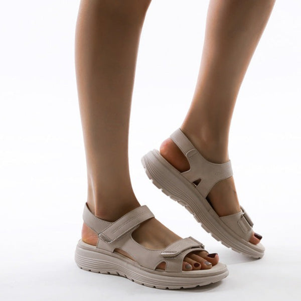 Sandali platform donna con cinturini regolabili, ideali per passeggio, comfort e look casual estivo.