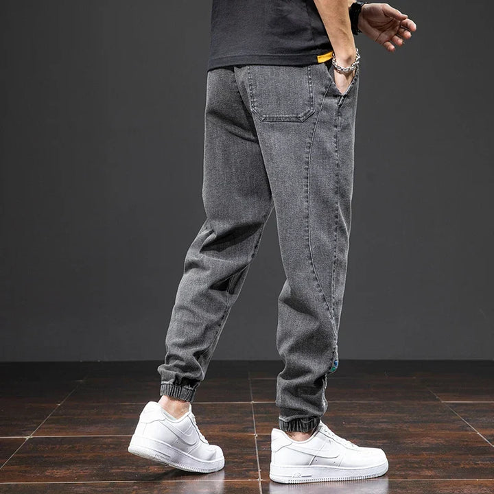 Pantaloni jogger da uomo in denim style, perfetti per streetwear e look sportivi. Confortevoli e versatili.