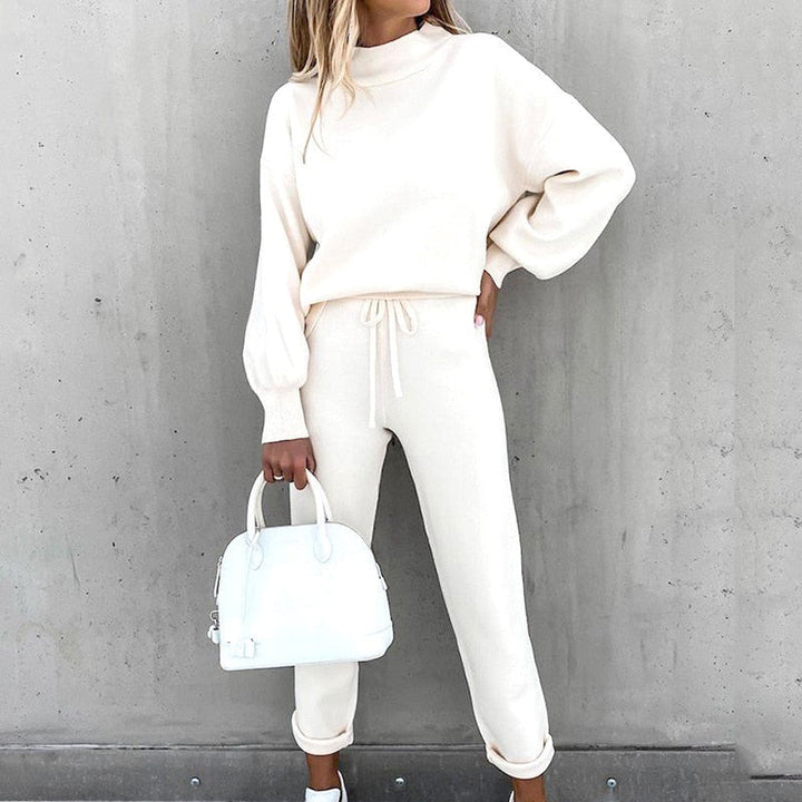 Modella indossa tuta donna due pezzi. Completo elegante e versatile per abbigliamento casual e moda femminile.