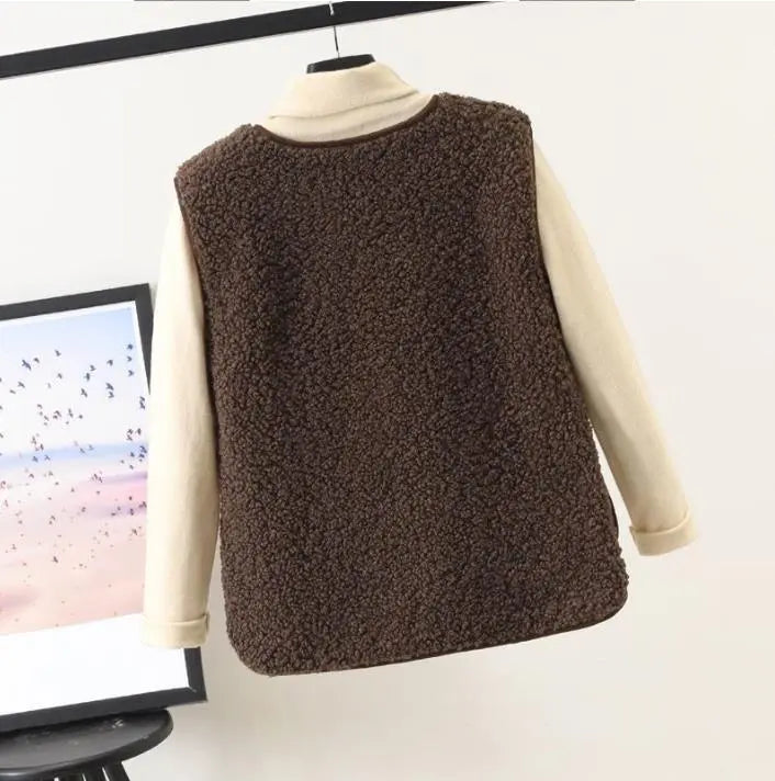 Gilet donna versatile in pile, perfetto per look a strati casual o eleganti. Moda autunno/inverno.