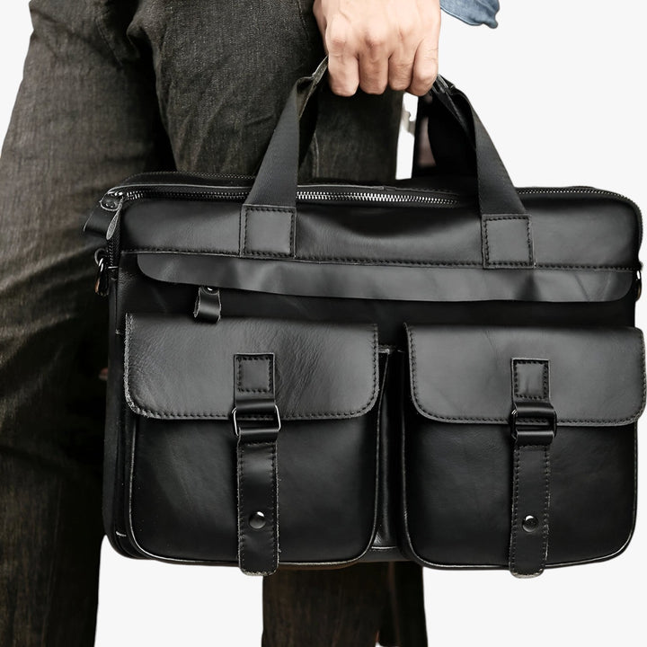 Borsa laptop uomo marrone con tracolla, ideale per viaggi e organizzazione professionale.