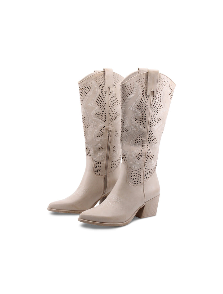 Eleganti stivali texani donna beige con ricami sul gambale e tacco 6 cm. Ideali per la moda scarpe western.