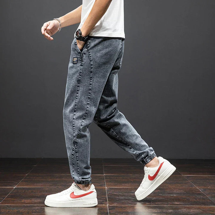 Pantaloni jogger uomo, effetto denim, con elastico e coulisse in vita, per un comfort e stile casual superiori.
