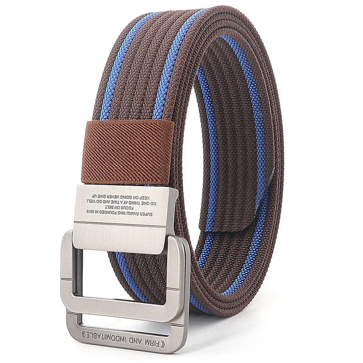 Cintura casual a righe in tela, con distintiva doppia fibbia ad anello in metallo, accessorio unisex per outfit.