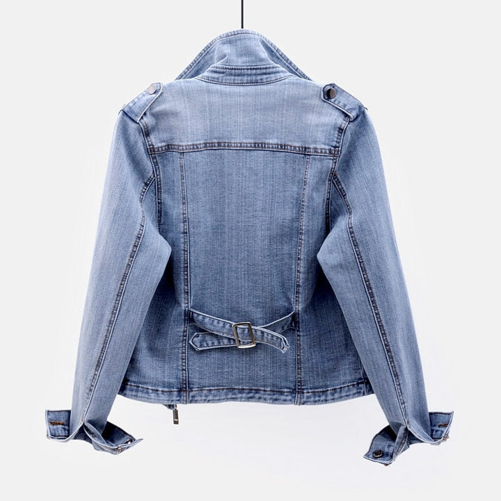 Elegante giacca corta da donna in denim, taglio slim fit con chiusura a cerniera, ideale per outfit moderni.
