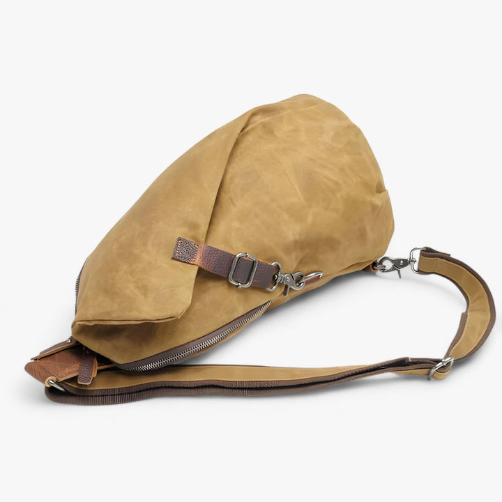 Borsa a tracolla moderna in tela multicolore, perfetta per un look casual-chic e praticità quotidiana.