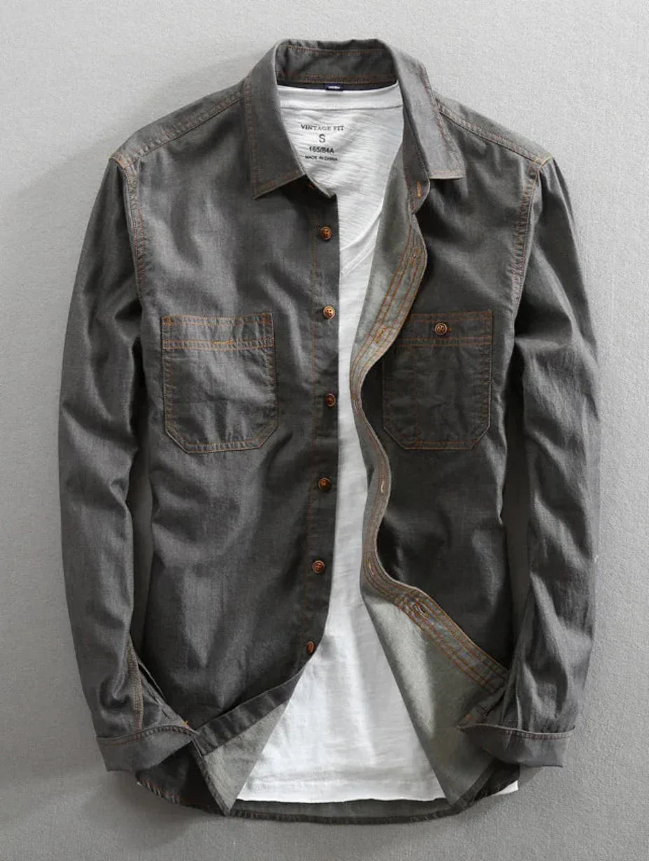Camicia slim fit uomo a maniche lunghe con tasche. Un'opzione versatile e alla moda per ogni guardaroba maschile.