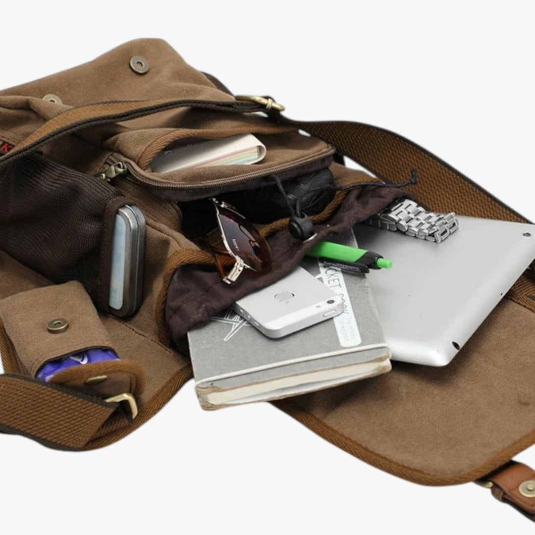 Borsa messenger uomo in tela kaki multitasche, ideale per viaggi, casual e pratica con tracolla regolabile.