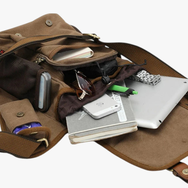 Borsa messenger uomo in tela kaki multitasche, ideale per viaggi, casual e pratica con tracolla regolabile.