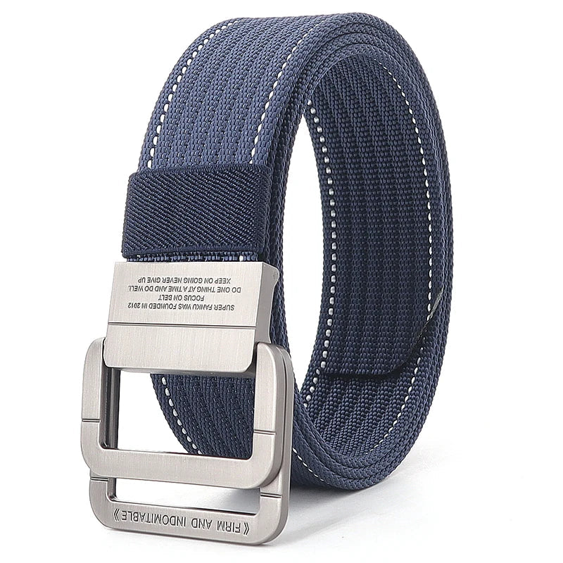 Stile quotidiano con cintura a righe in tela e doppia fibbia metallica. Accessorio unisex regolabile e versatile.