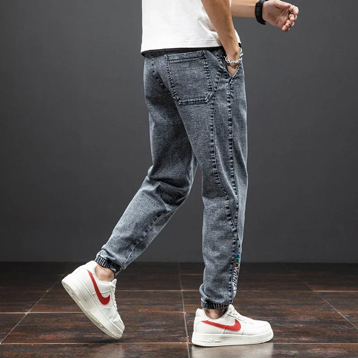 Jogger uomo denim style, moderni e comodi. Pantaloni perfetti per casual, sport e tempo libero.