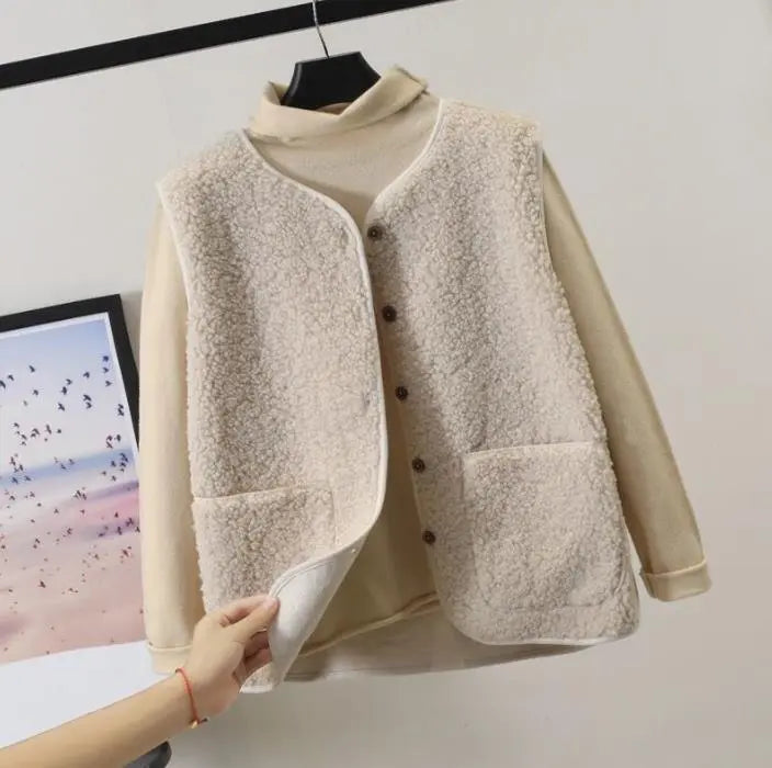 Elegante gilet in pile da donna, caldo e avvolgente, per comfort quotidiano nei mesi freddi.