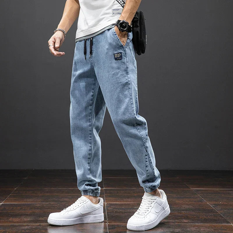 Pantaloni jogger uomo in stile denim con coulisse, ideali per un look casual e confortevole.