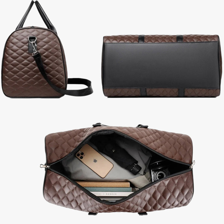 Interno spazioso del borsone da viaggio elegante nero trapuntato per uomo, con tasche.
