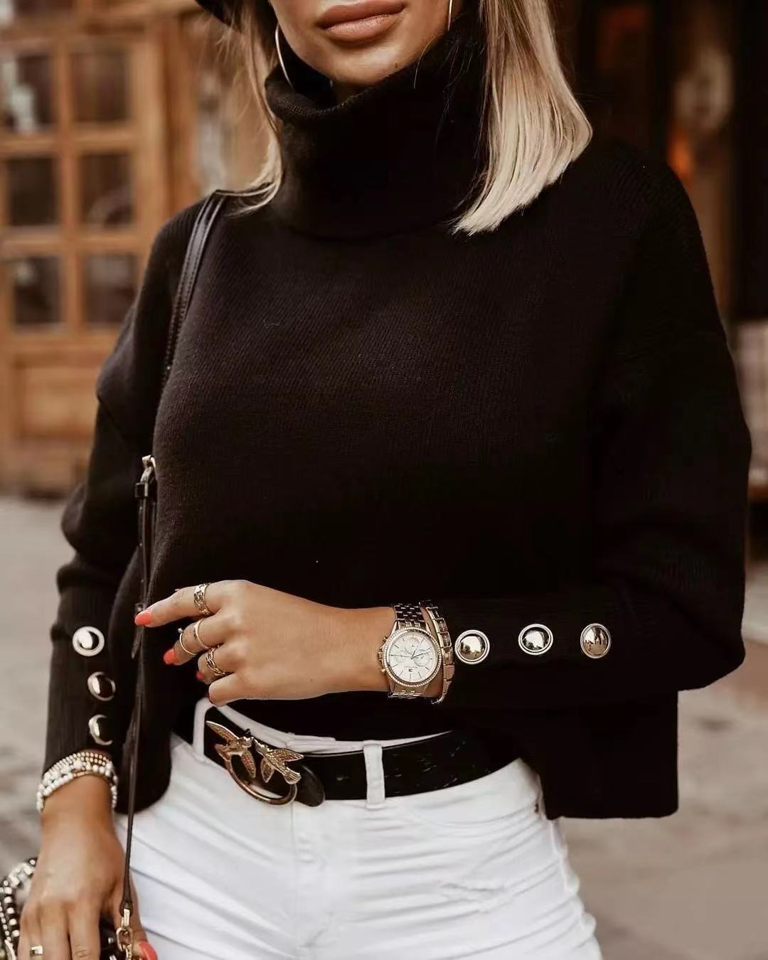 Maglione donna bianco a collo alto con bottoni, stile casual ed elegante, moda autunno inverno versatile.