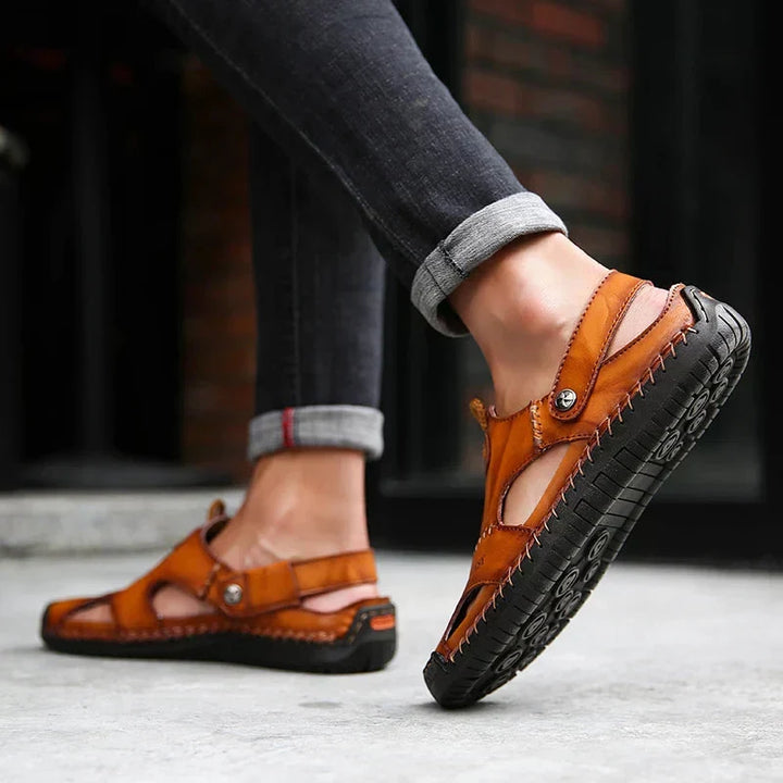 Dettaglio del plantare ergonomico nei sandali uomo, che offre supporto e comfort ammortizzato.