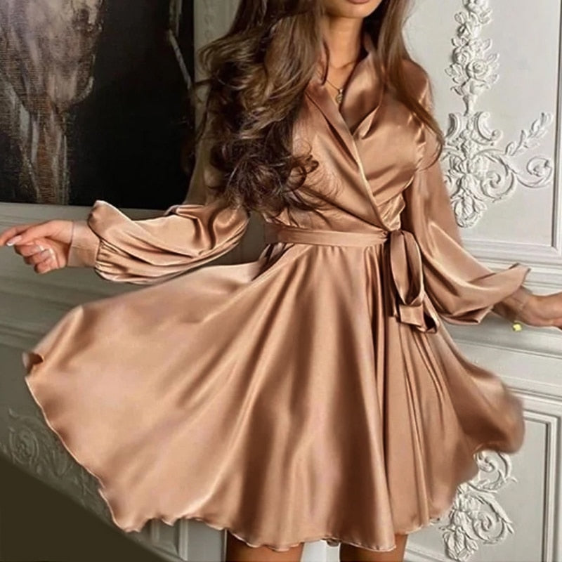 Dettaglio di abito midi elegante da donna, con maniche lunghe e volant. Perfetto per autunno/inverno.