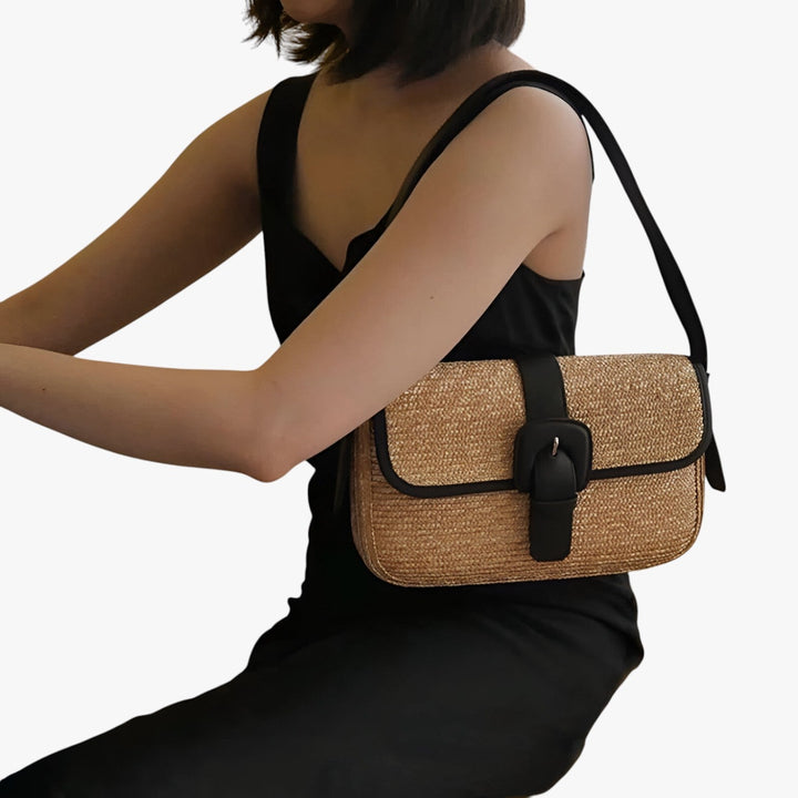 Dettaglio texture intrecciata della borsa a spalla donna marrone, per un look chic e di tendenza.