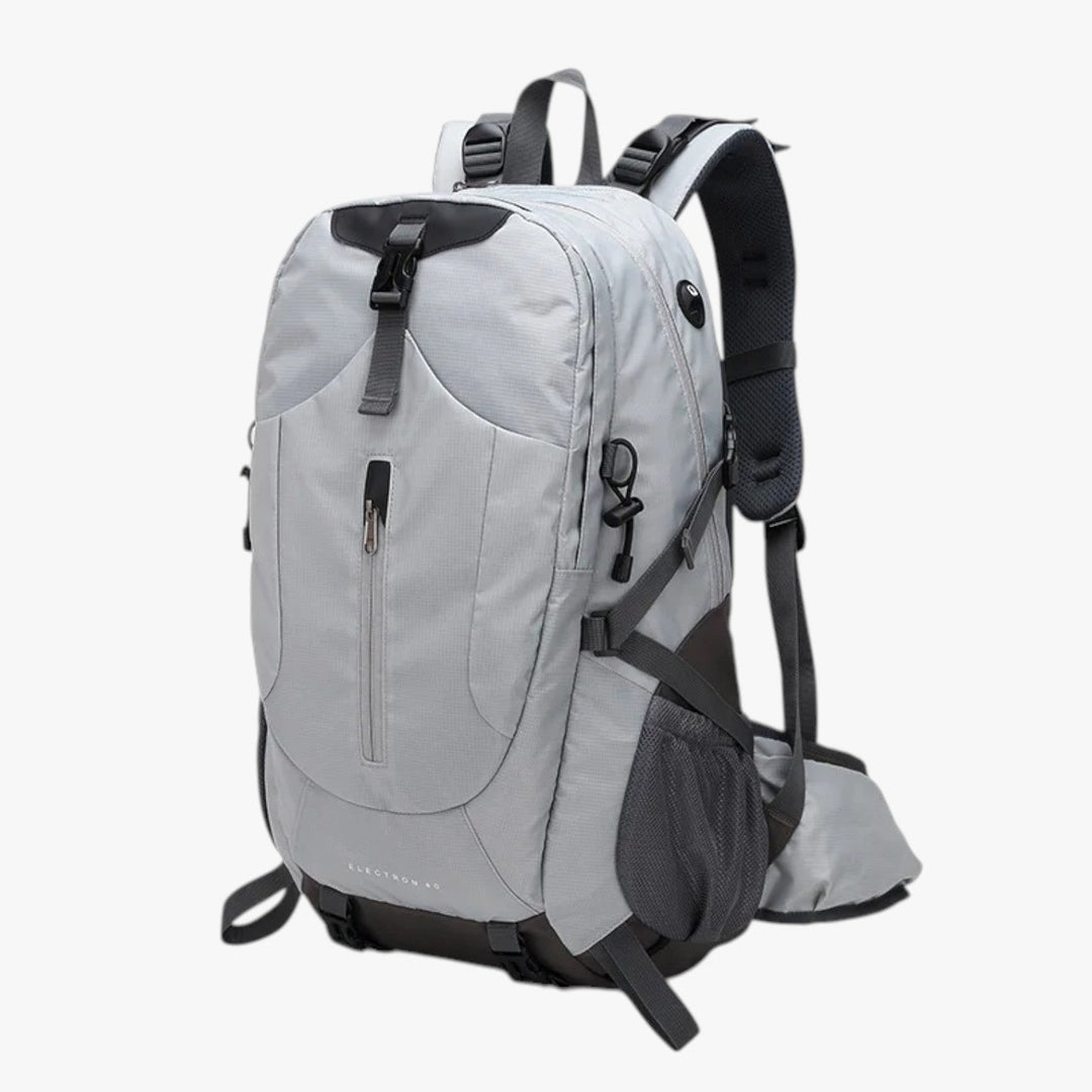 Zaino robusto multicolore per viaggi, unisex, capiente e adatto a diverse esigenze outdoor.