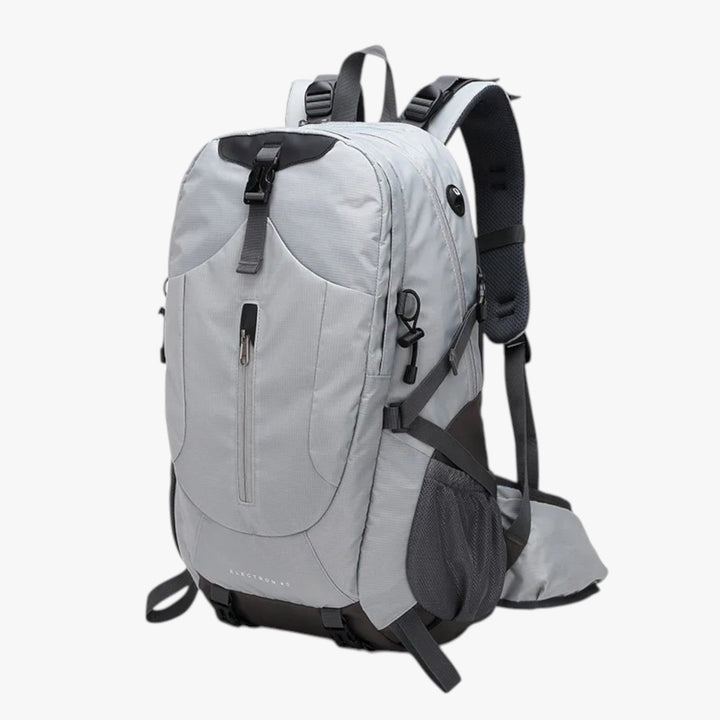Zaino robusto multicolore per viaggi, unisex, capiente e adatto a diverse esigenze outdoor.