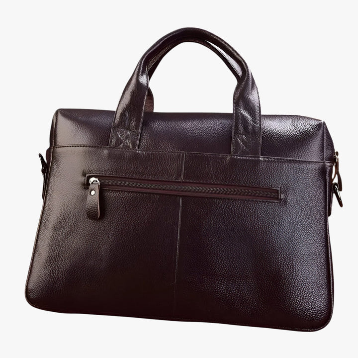 Dettaglio borsa portadocumenti uomo color caffè, con tracolla regolabile per viaggio.