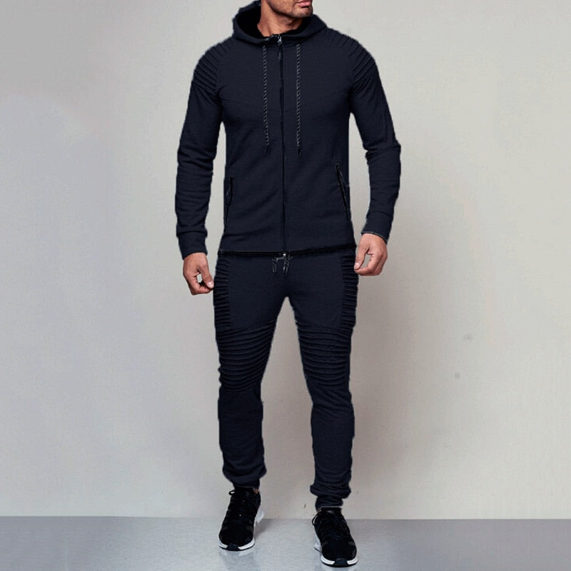 Completo sportivo uomo casual con felpa con cappuccio e pantaloni, perfetto per il comfort e lo stile quotidiano.