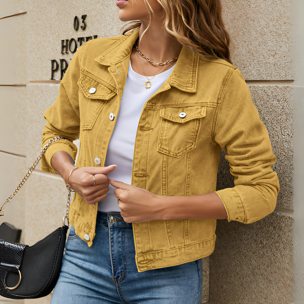 Modella indossa giacca donna a bottoni, abbigliamento versatile per un look primaverile.