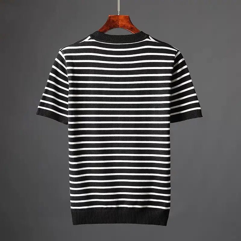 Maglietta da uomo a maniche corte con righe moda, versatile per outfit casual. Ideale per comfort quotidiano in estate.