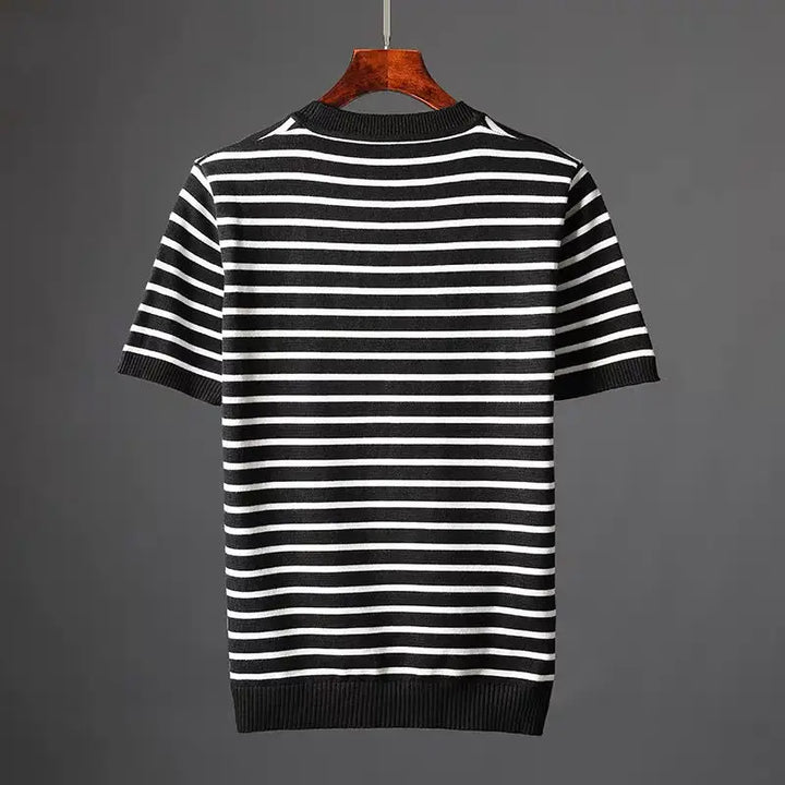 Maglietta da uomo a maniche corte con righe moda, versatile per outfit casual. Ideale per comfort quotidiano in estate.