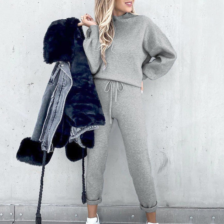 Tuta donna comfy due pezzi. Outfit relax versatile con felpa e pantaloni, perfetto per il tempo libero femminile.