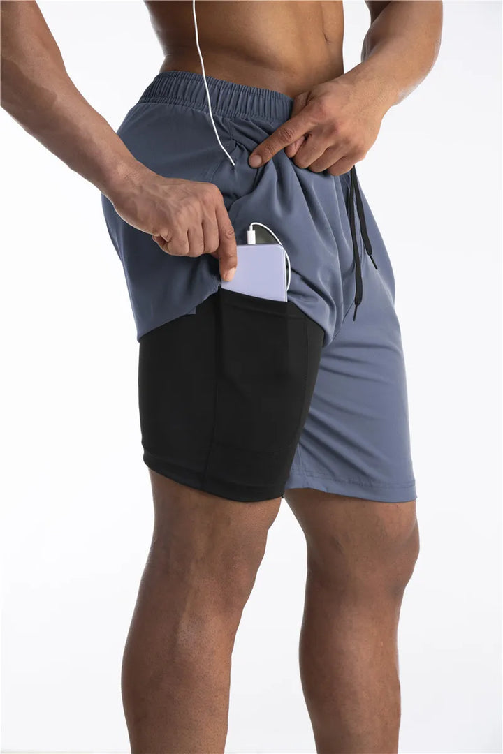 Pantaloncini sportivi uomo premium, vista laterale. Fodera e tasca telefono visibili. Perfetti per allenamento e corsa.
