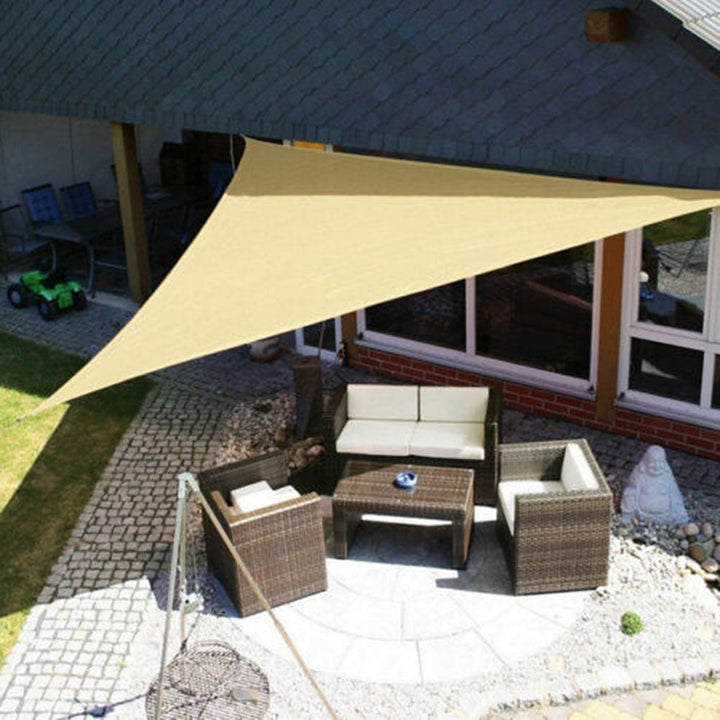 Elegante vela ombreggiante impermeabile per giardino e balcone, offre protezione UV e frescura.