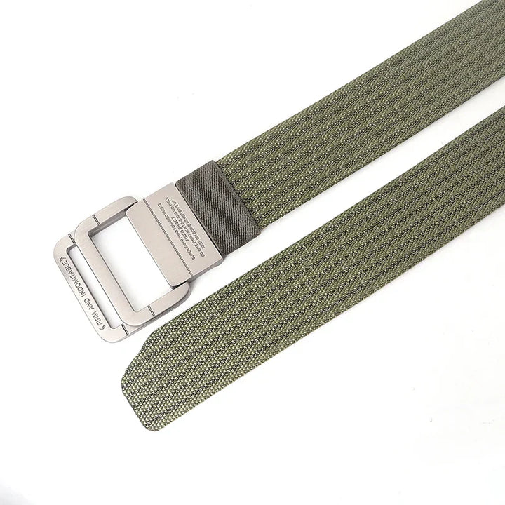 Cintura in tela a righe blu e bianche con doppia fibbia ad anello in metallo, perfetta per outfit casual.