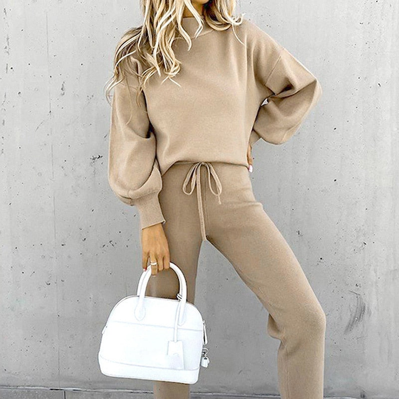 Set comfy donna due pezzi in tessuto morbido. Completo tuta per abbigliamento casual e momenti di relax.
