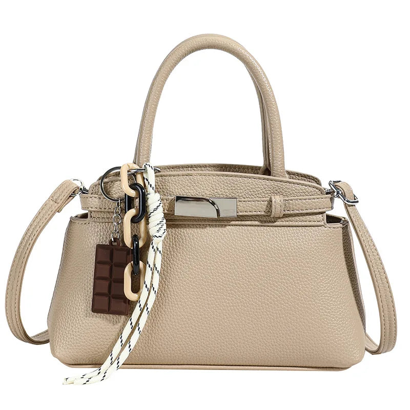 Borsetta a conchiglia da donna in vari colori. Borsa piccola ed elegante per serate speciali.