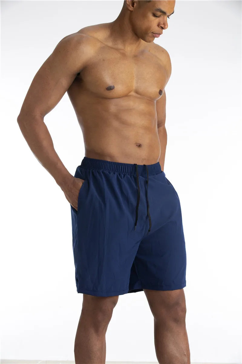 Pantaloncini sportivi uomo premium per corsa, fitness e palestra. Offrono comfort e traspirabilità estiva.