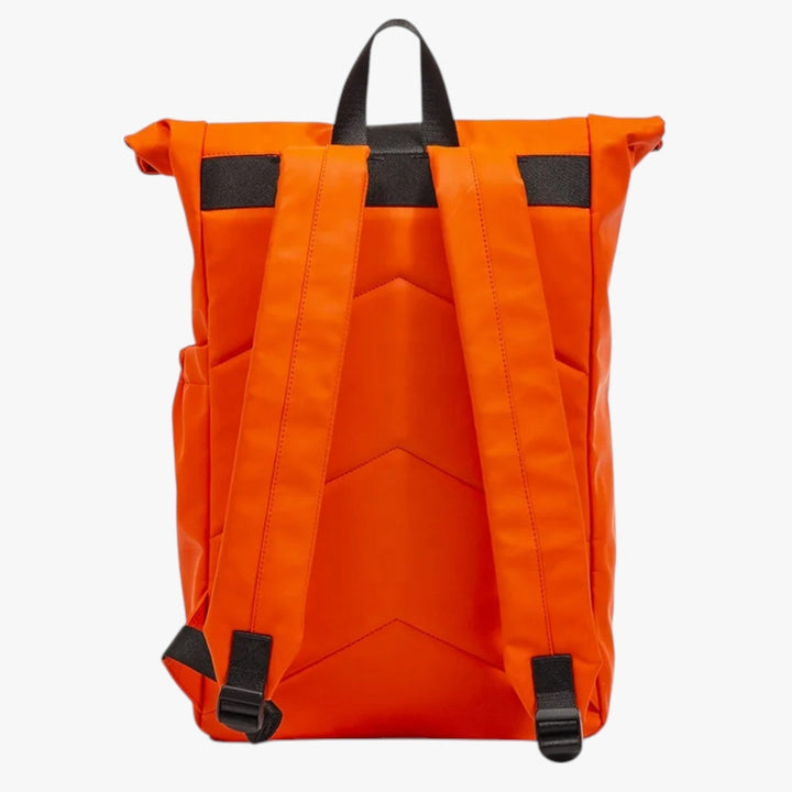 Zaino roll top arancione unisex, accessorio moda e pratico per spostamenti quotidiani e viaggio.