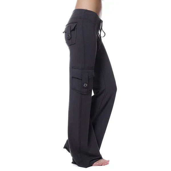 Modella indossa pantaloni cargo donna svasati, vita elastica e tasche laterali. Stile casual e tendenza moda femminile.