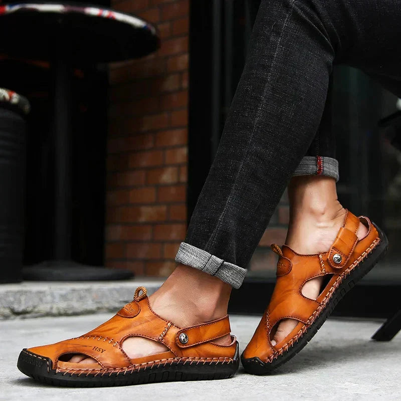 Sandali uomo robusti con plantare di supporto ergonomico, costruiti per comfort e stabilità a lungo termine.