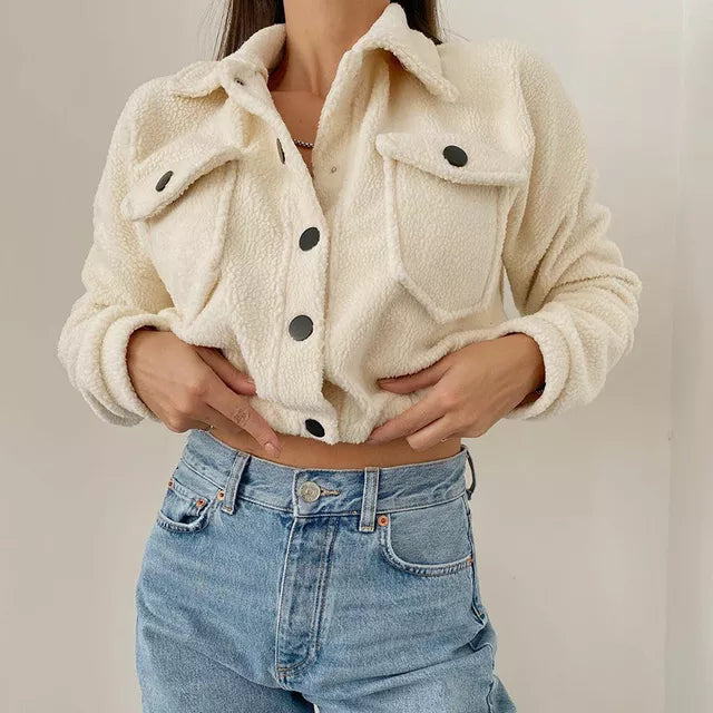 Giacca corta invernale da donna casual con bottoni, perfetta per un look quotidiano chic.