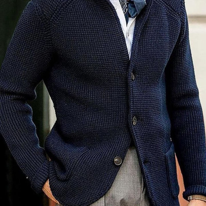Cardigan uomo rilassato, ideale per stile casual o elegante. Capospalla con bottoni per comfort quotidiano in autunno.