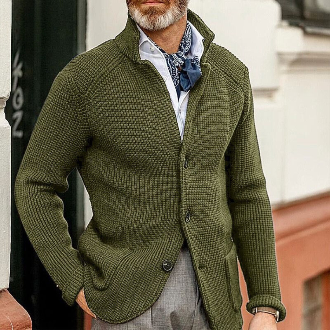 Cardigan uomo con bottoni frontali, design rilassato per comfort quotidiano. Capospalla autunnale maschile chic.
