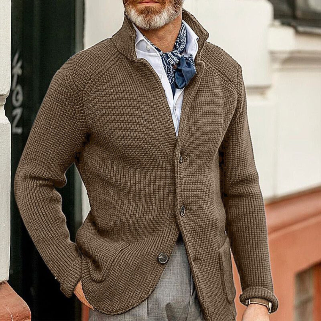 Cardigan uomo casual-elegante con bottoni. Maglia rilassata per autunno, versatile abbigliamento maschile di tendenza.