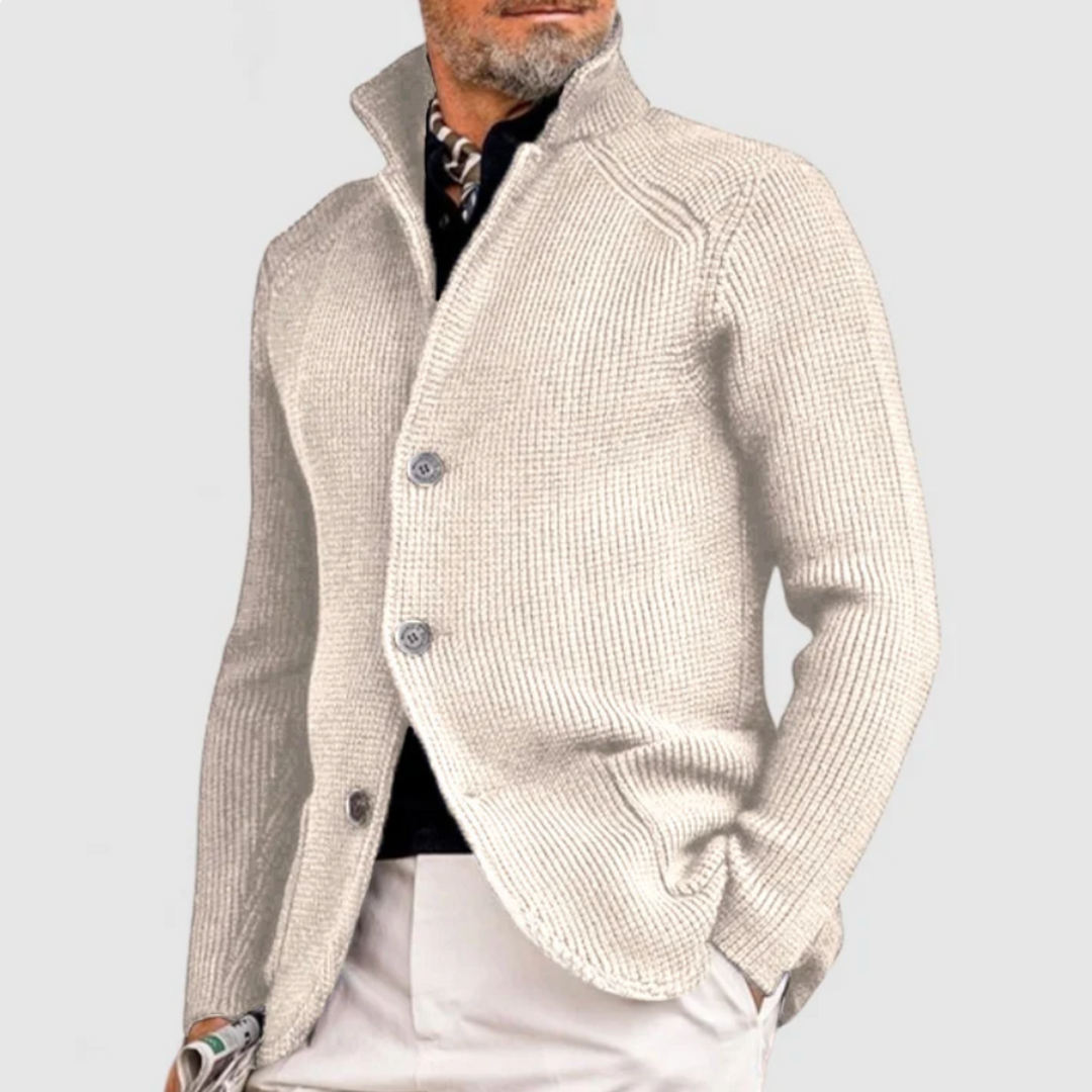 Comodo cardigan uomo con bottoni, maglia rilassata per un tocco autunnale. Capospalla maschile di stile e comfort.