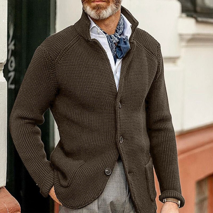 Cardigan uomo rilassato con bottoni, ideale per comfort versatile autunnale e stile casual quotidiano.