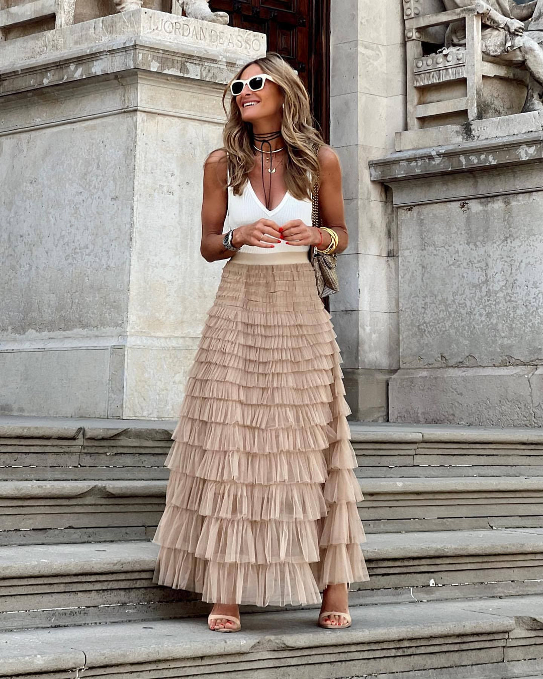 Gonna lunga in tulle rosa da donna, vita elastica. Capo versatile per look eleganti o casual.