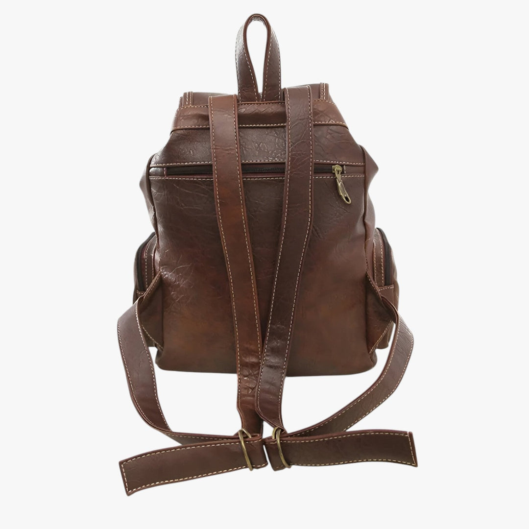 Zaino donna con patta, mix di eleganza e praticità. Spallacci regolabili, ideale come borsa a zaino da viaggio.