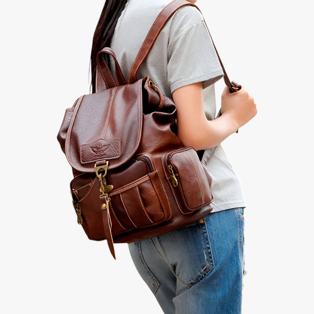 Zaino donna marrone con patta, accessorio versatile per ogni giorno. Design elegante e pratico per lei.